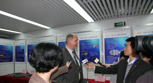 车讯：男子消费9万元自造水陆两栖车（图）——